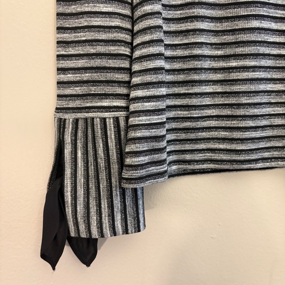 3/$10⚡️Laundry By Shelli Segal Black & Silver Bell Sleeve Turtleneck w Cutout - Picture 8 of 16